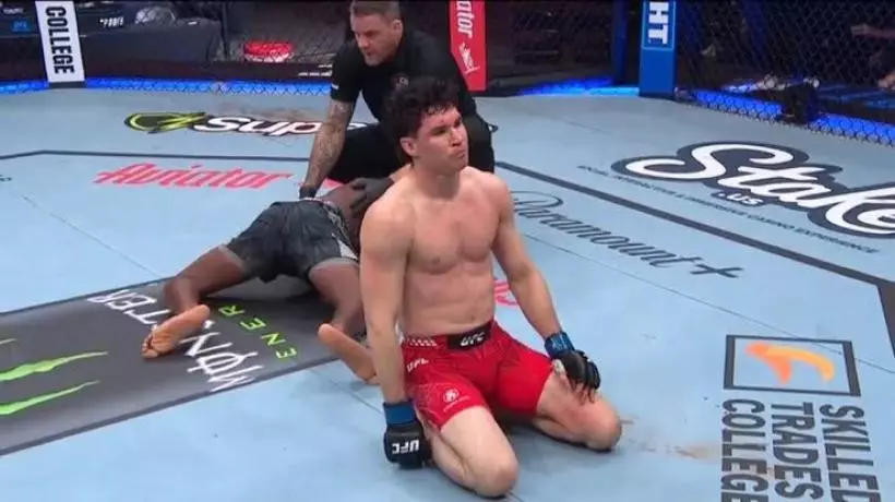 Тяжелый нокаут хайкиком завершил главный поединок турнира UFC