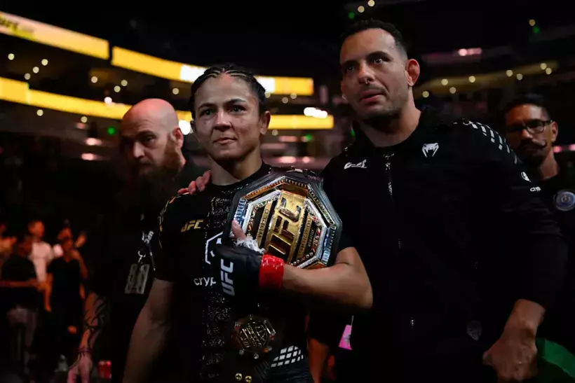 Никого на улицах! Новая чемпионка UFC проехала парадом в тишине